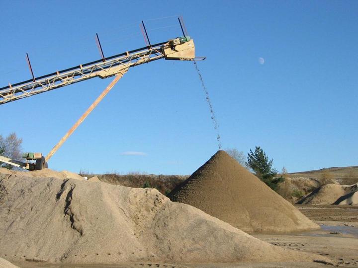 Nous produisons et livrons des sables variés pour tous types de chantiers.
